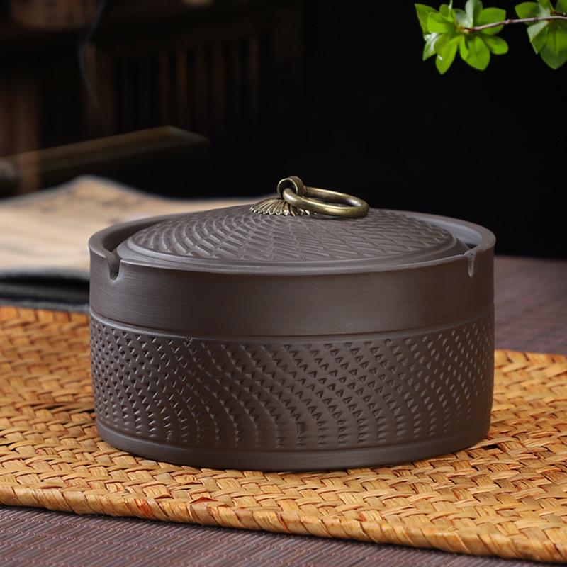 Zisha Ceramic Ashtray with Lid: Medium, Fly-Proof, Retro Home & Office Decor for Extinguishing Cigarettes.