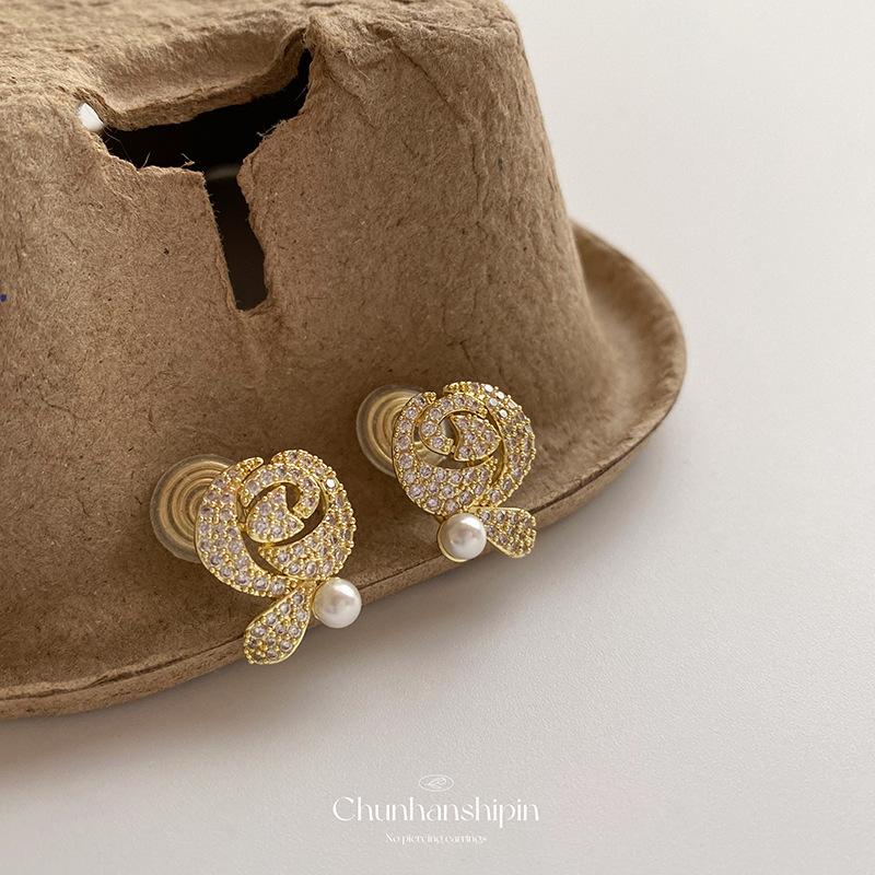 

Mosquito coil disc ear clips~ slightly inlaid with zirconium rose stud earrings pearl women s niche design earrings light luxury high-end sense