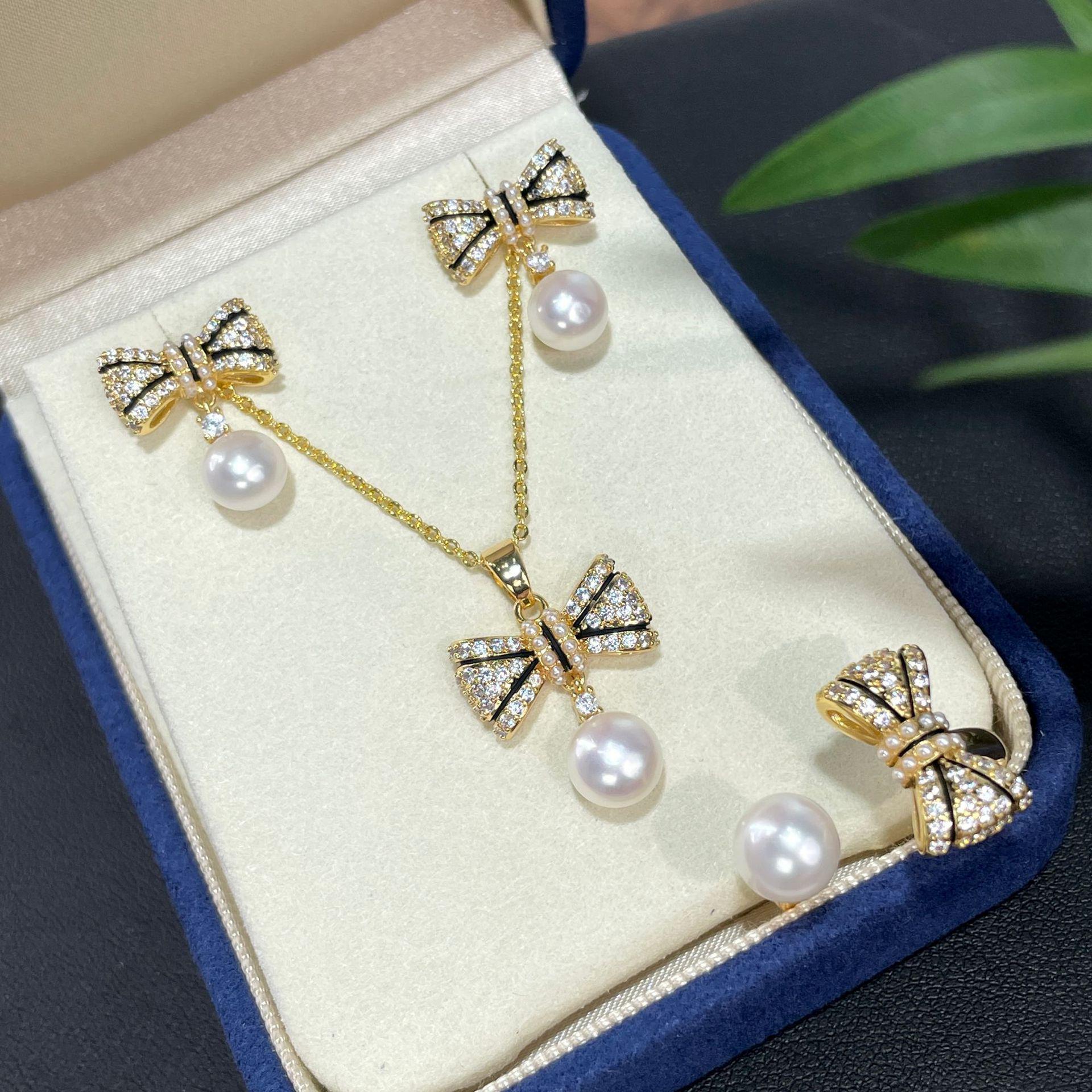 

Ювелирный набор S925 с жемчугом и бриллиантами, цветной блок, бант - кольцо, подвеска, серьги-пусеты для женщин Natural Pearl (No Box)