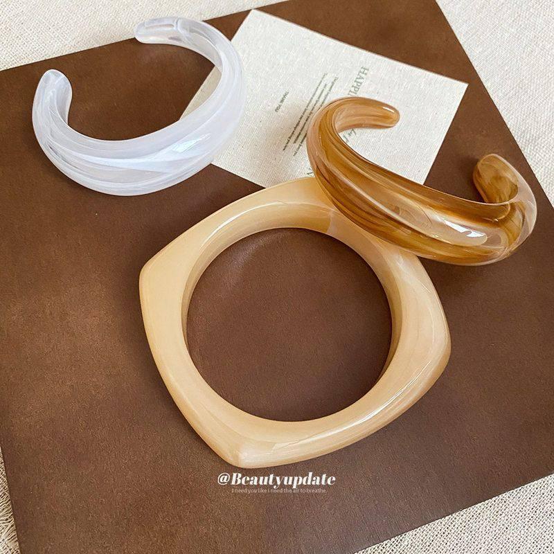 Acrylic Oval Open Bangle with Irregular Design - Elegant and Versatile Hand Jewelry.