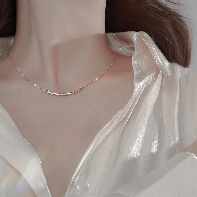 Luxury Women's Smile Clavicle Necklace, Unique Design, Diamond Embellished, Simple and Chic, Trendy Style
