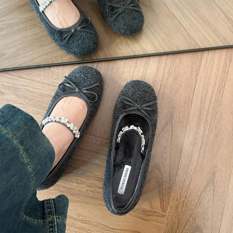 

Внутренний рост увеличивается, маленький человек носит туфли-бабочки с пушком, а верхняя одежда - бархатные туфли-балетки Мэри Джейн со стразами, т 39 серый