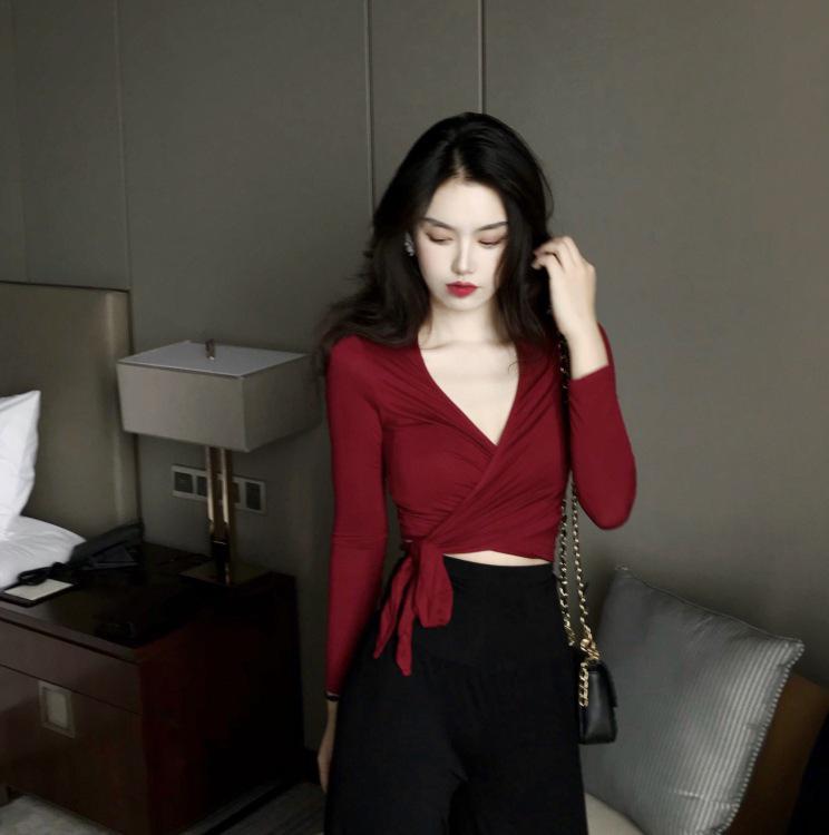 Dámský šněrovací top s výstřihem do V, slim fit, s dlouhým rukávem a odhaleným břichem