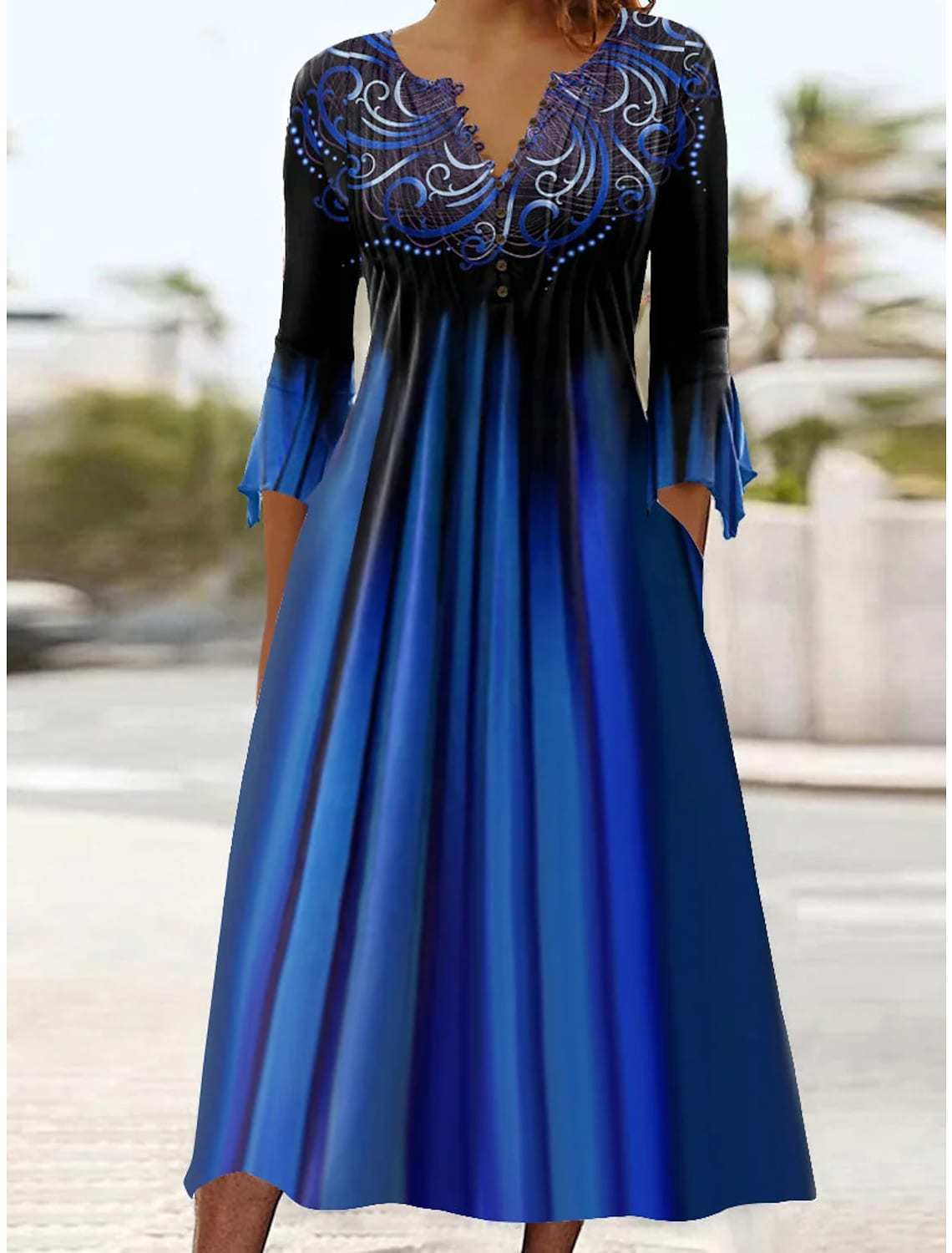 

Женское платье макси с V-образным вырезом, вышивкой, рукавами-клеш и градиентной расцветкой S синий