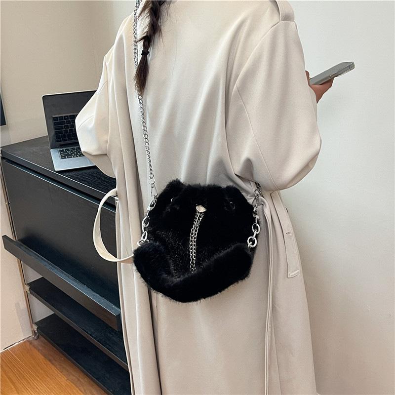 Plüschige Schulter- und Umhängetasche für Damen - Modische, vielseitige, trendige Bucket-Handtasche (Kollektion 2025)