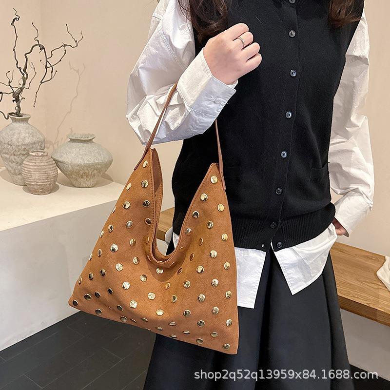 Tägliche süße und coole Persönlichkeit Nieten weiches Leder große Kapazität Tote Bag Damen Trend Pendler Schulter Achseltasche