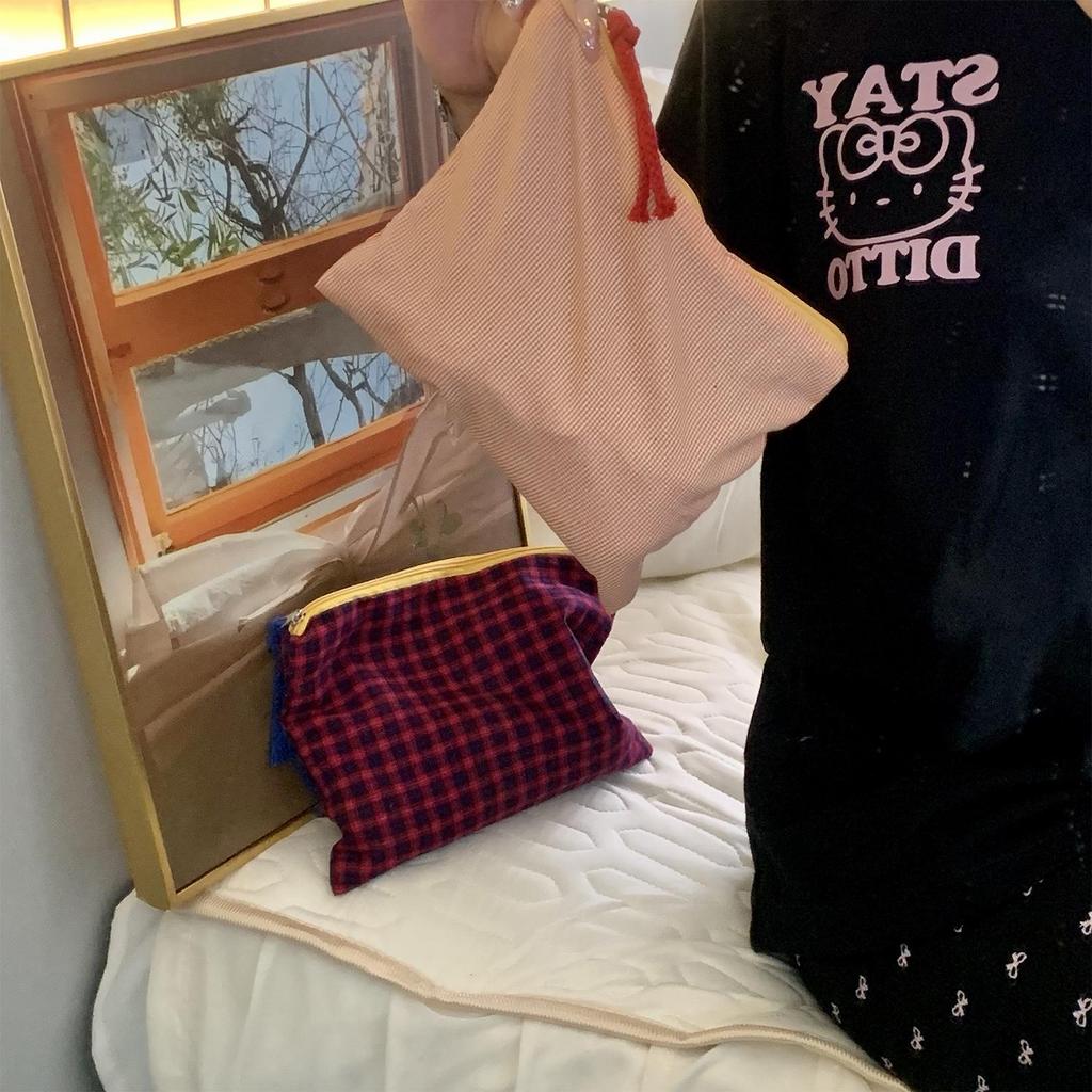 Creative Contrast Plaid Cosmetic Bag: Large Capacity, Hand-Held Travel Makeup and Brush Storage for Women.