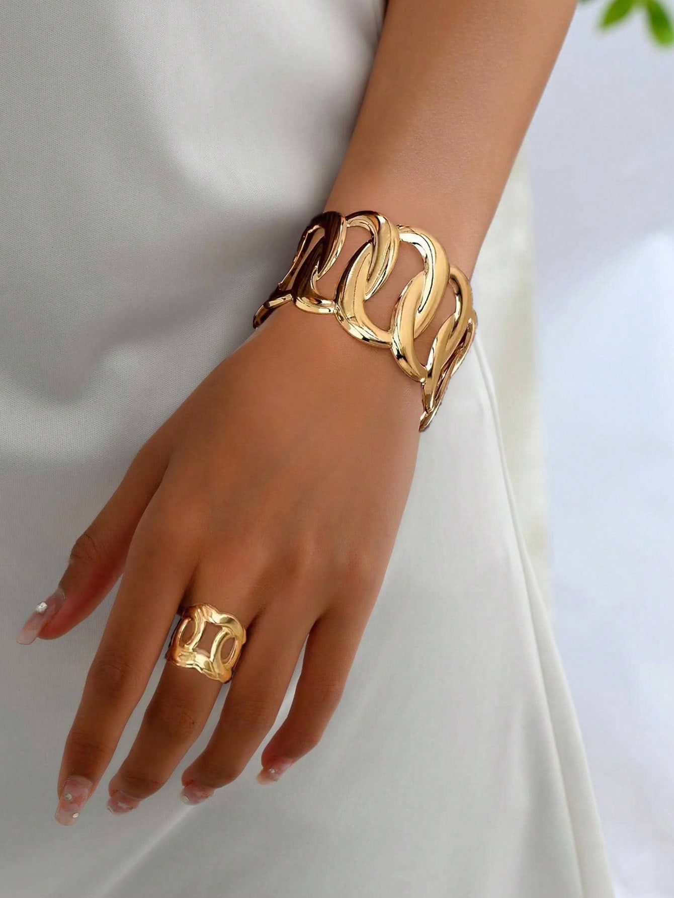 

Модные украшения для женщин золотой