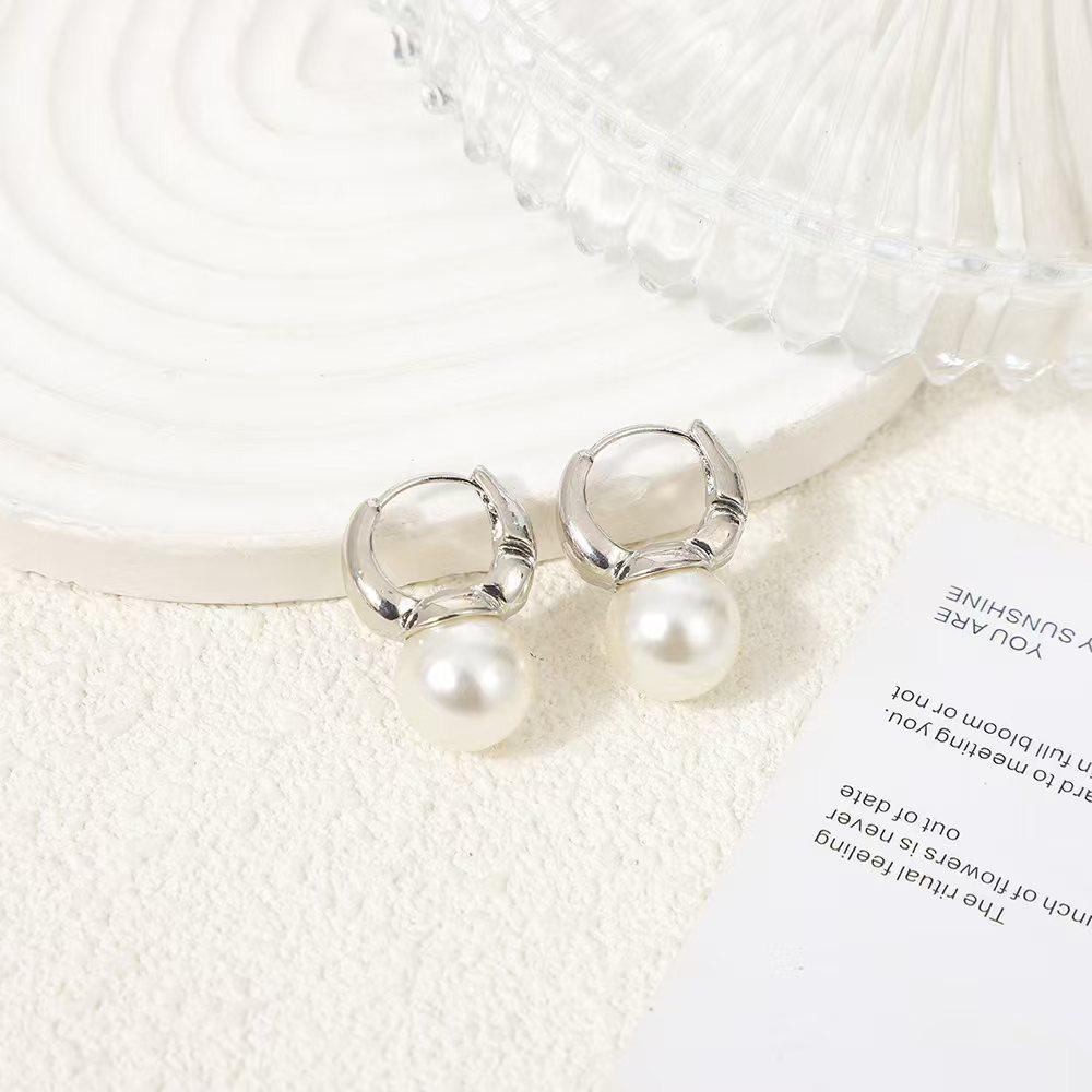 Retro Chic European & American Ear Cuffs: Women's Elegant Simple Stud Earrings