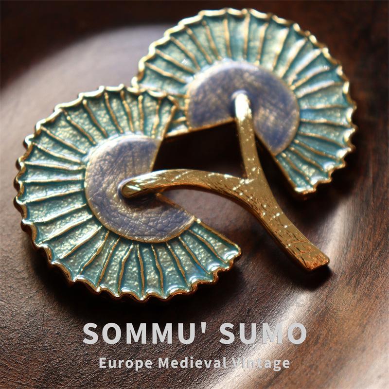 

Medieval Vintage brooch enamel craftsmanship with two-color retro drip glaze corsage pin with jewelry