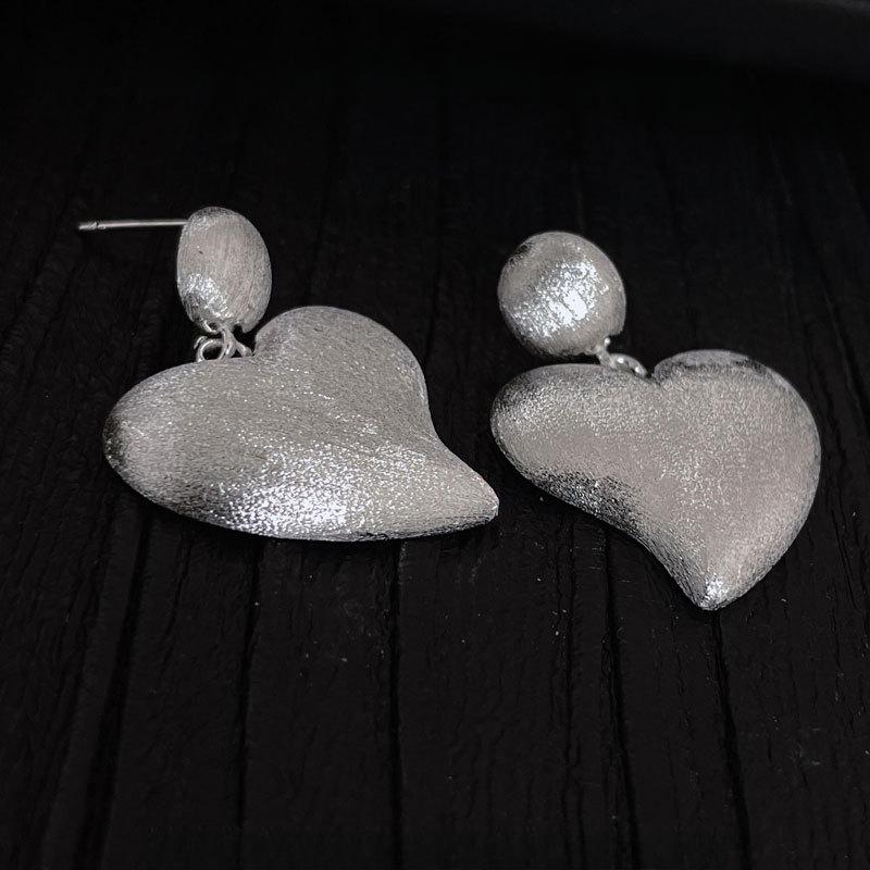 Parıldayan Kum Fırçalanmış İpek Kesim Küpeler Şeftali Kalp Küpeler Moda ve Kişiselleştirilmiş Yeni Yıl Kulak Takısı