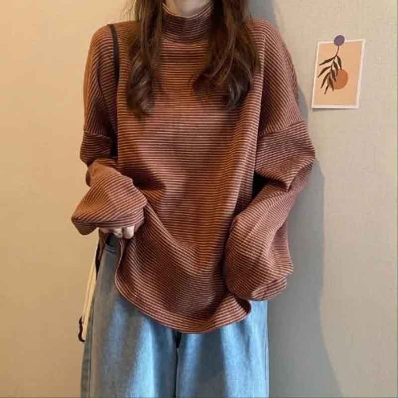 Зимняя женская полосатая футболка с воротником-стойкой — фото 17