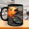 Caneca de cerâmica preta com padrão de bruxa de Halloween