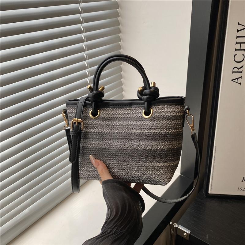 

Women s 2025 spring and summer new simple casual straw woven niche foreign style fashion handbag bag shoulder bag messenger bag чёрный