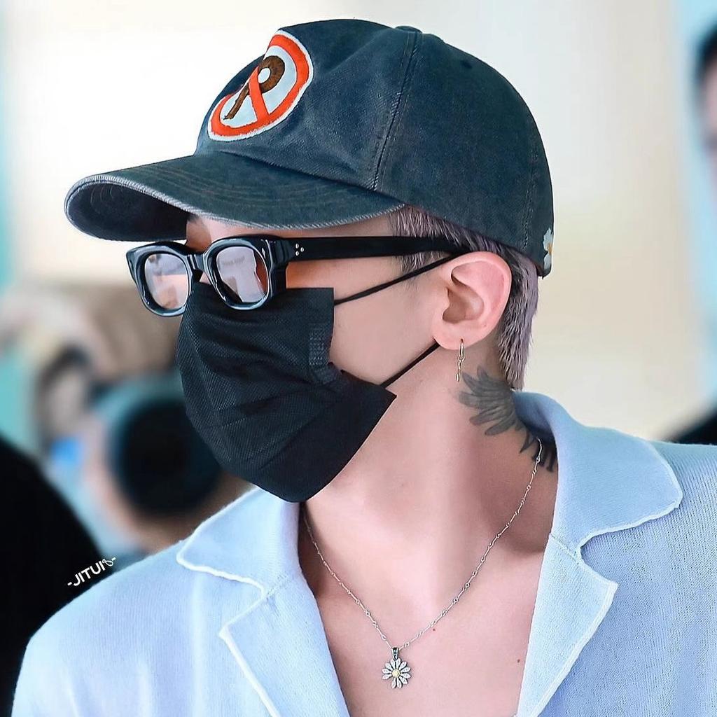 New Vintage Rectangle Sunglasses for Women Men Trendy UV Protection Sun Glasses for Beach Shopping Street Party