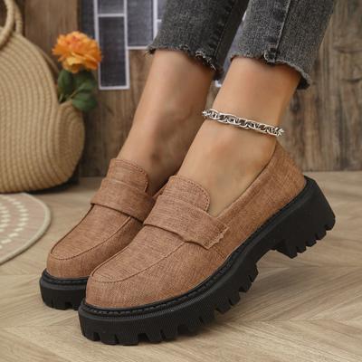 Mode Frühling neuer britischer Stil, eine Frau trägt kleine Lederschuhe, Retro-Plateau-Loafer und einen lässigen Schwamm-Einzelschuh woma