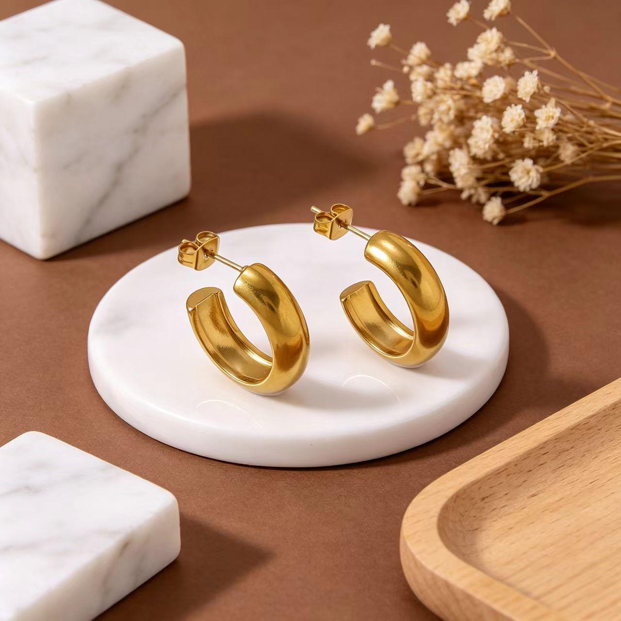Gold-Plated Titanium Steel C-Shaped Hoop Earrings for Women - Simple, Versatile, High-End Ear Jewelry 18K