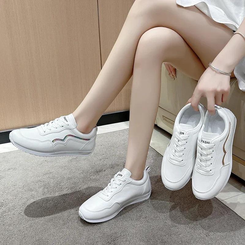 Damskie sneakersy z PU skóry białe casualowe sznurowane płaskie buty sportowe outdoorowe lekkie wygodne antypoślizgowe buty do biegania