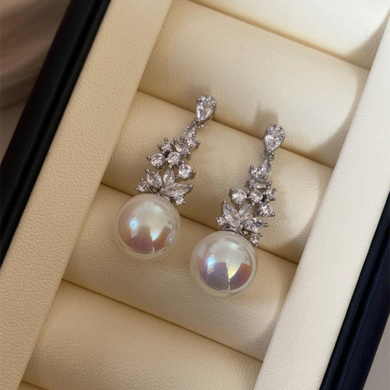 Light luxury high-end pearl zircon earrings, new popular stud earrings, niche unique and beautiful earrings wholesale women