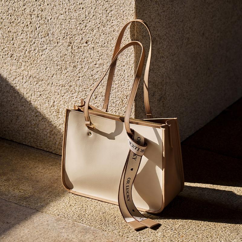 

Mrs. Qiao Tote Bag for Women, Large Capacity Bag, 2025 New Model, Single Shoulder Bag, Commuter Bag with High-End Feel, Genuine Leather Women s Bag Long34CM、Wide14CM、Hig