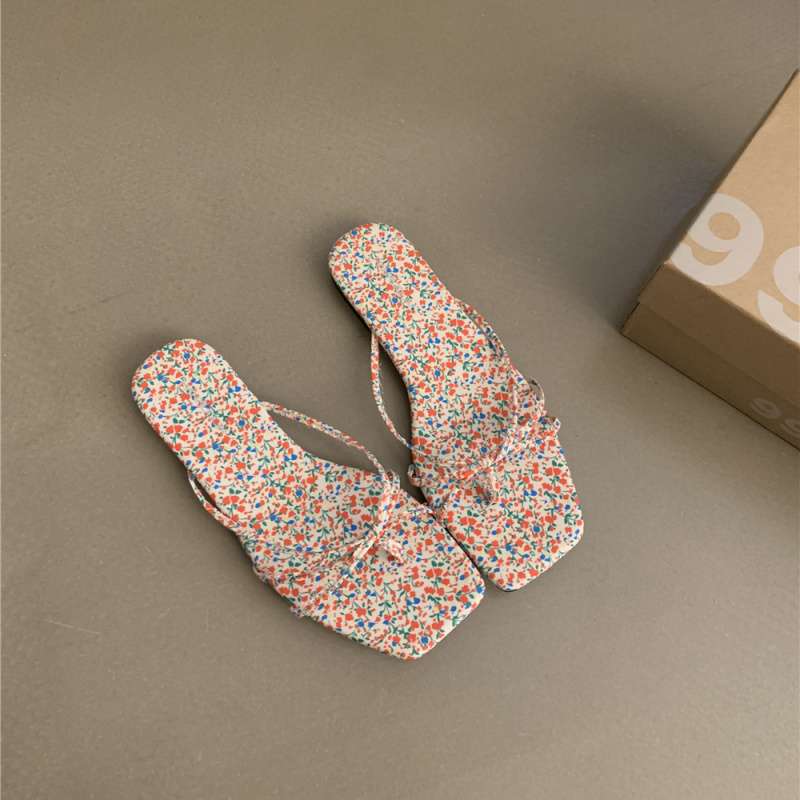 Retro silberne Sandalen Strand weichsohlige flachbodige Hausschuhe für Damen Sommer Zehensandalen Französische Mode Damen Sandalen