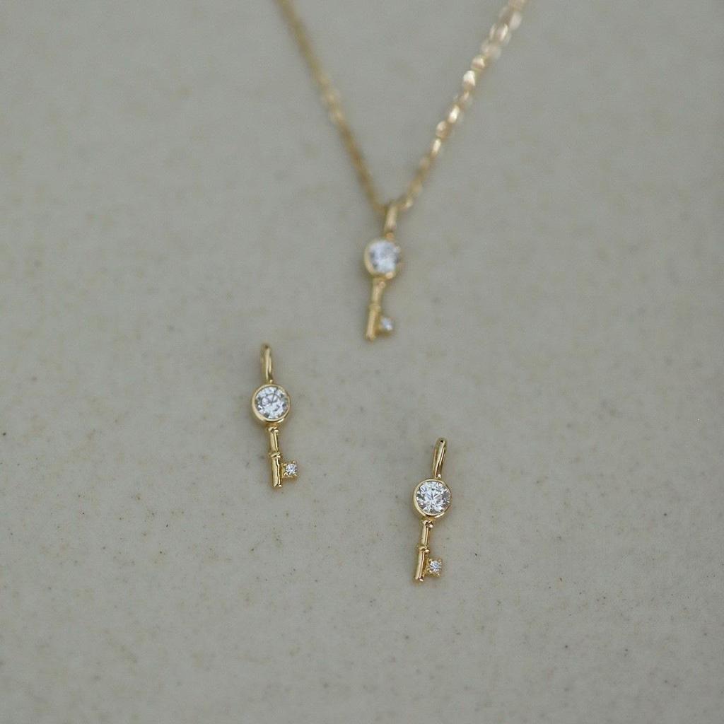 Mini-Schlüssel-Anhänger aus 925er Sterlingsilber, 14K Gold plattiert - Schick & Stapelbar