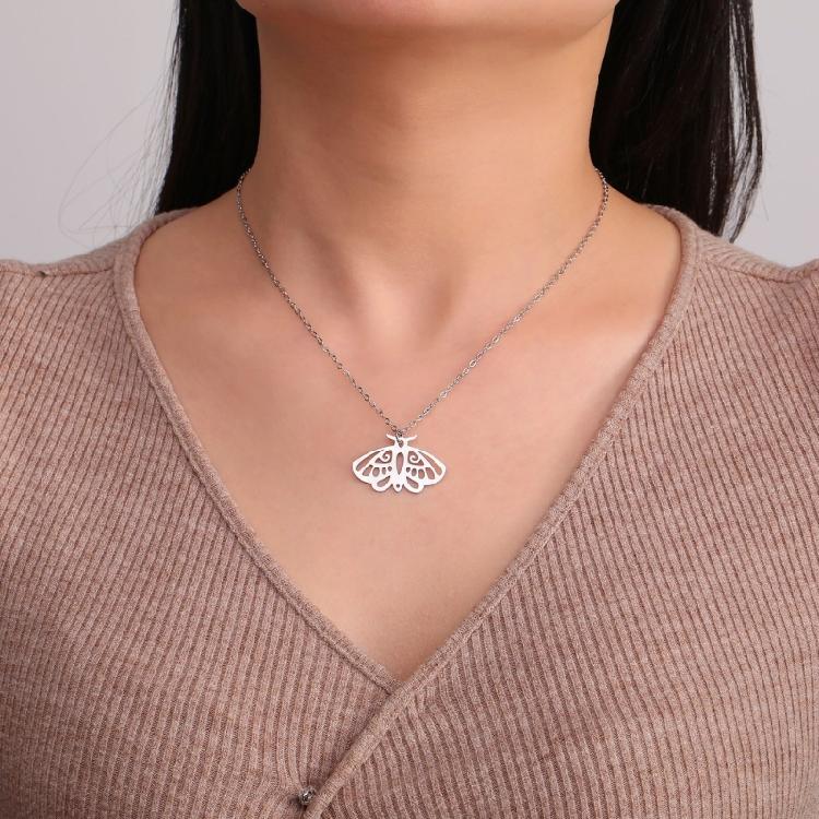 Unisex Aesthetic Punk Style Moth Necklace Elegant Gothic Style Necklace with Animal Pattern Pendant for Fashion Lovers