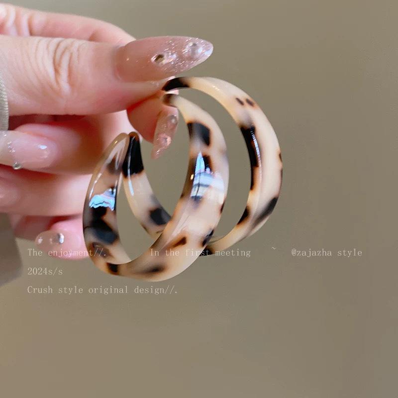 Retro Coffee Leopard Print Silver Needle Stud Earrings - Stylish High-End Design