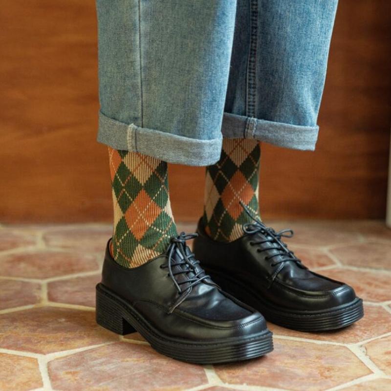 10 par/parti Damstrumpor med ränder Hög kvalitet Rutmönster Diamantmönster Harajuku Kammad Mellanhöga Färgstarka Bomullsstrumpor