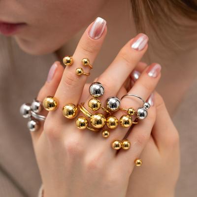 Goldener und stählerner kugelförmiger Persönlichkeitsring für Damen, Design mit großer und kleiner Kugel, High-End minimalistisches Nischen-Accessoire