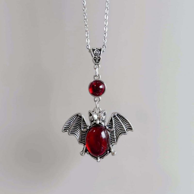 Gotische Vampirfledermaus Halskette mit roten Akzenten