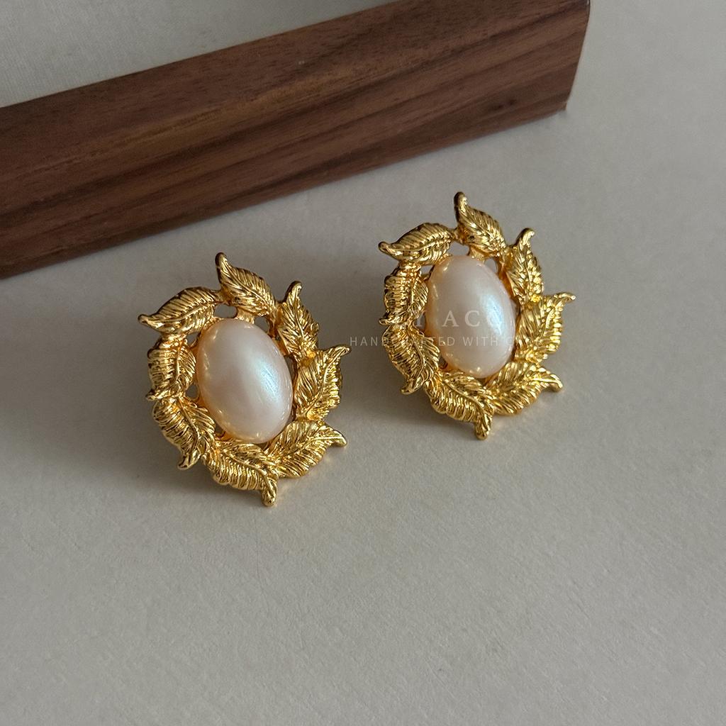 French Retro Medieval Stud Earrings, a Variety of Collections, Carved Enamel, Niche Temperament, Commuting, High-end Earrings