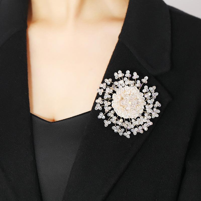 Vintage atmospheric corsage handmade crystal snowflake brooch women's evening banquet dress high-end luxury elegant pin accessories
