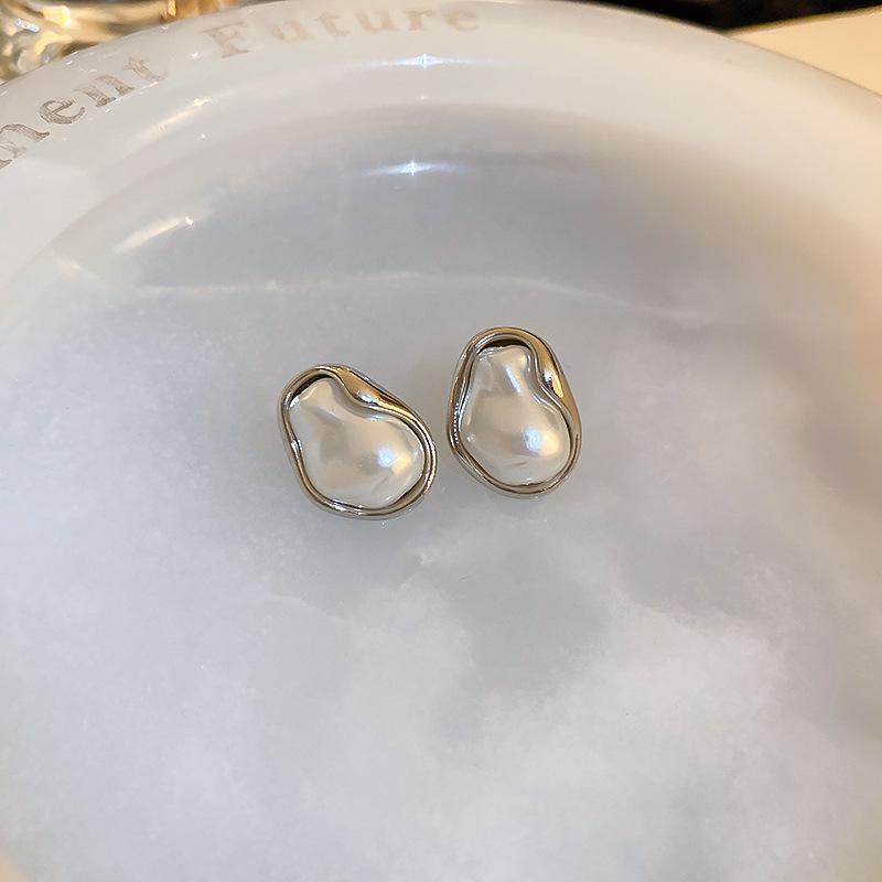 Elegant Irregular Pearl Ear Clip - French Luxury No-Piercing Design