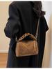 Borsa a tracolla quadrata in camoscio Maillard - Autunno/Inverno 2026 Compatta e versatile