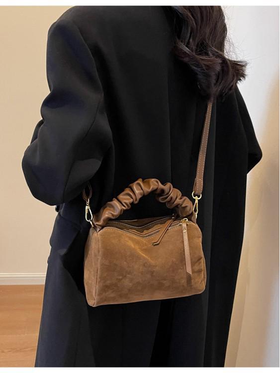 Borsa a tracolla quadrata in camoscio Maillard - Autunno/Inverno 2026 Compatta e versatile