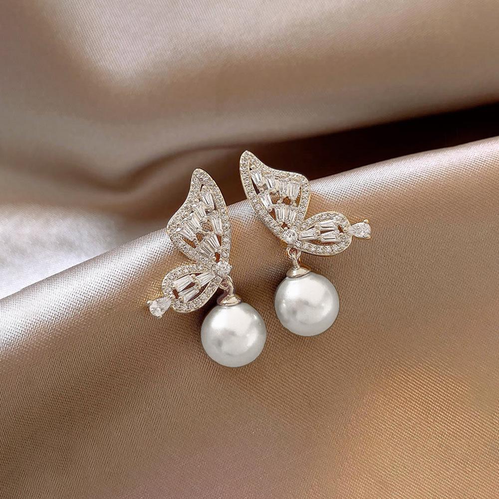 Light Luxury Slightly Inlaid Butterfly Pearl Stud Earrings, Exquisite Small Fragrant Earrings, Elegant and High-end Earrings.