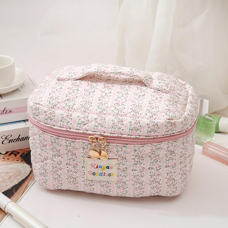 High-Capacity Quilted Floral Cosmetic Bag - Stylish, Compact, and Convenient