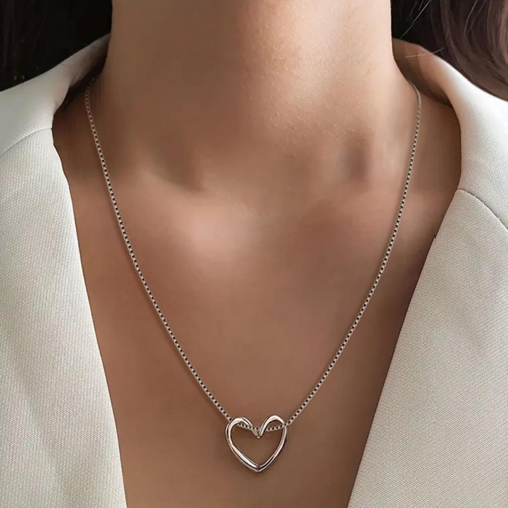 Twisted Hollow Open Heart Minimalist Box Chain Pendant Women Clavicle Necklace