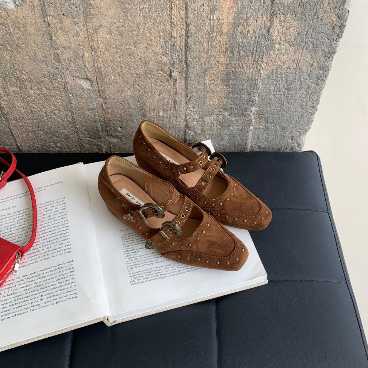 

2025 new round head rivet suede shallow mouth slope high heel fashion word with versatile commuter work women s shoes 39 абрикосовый