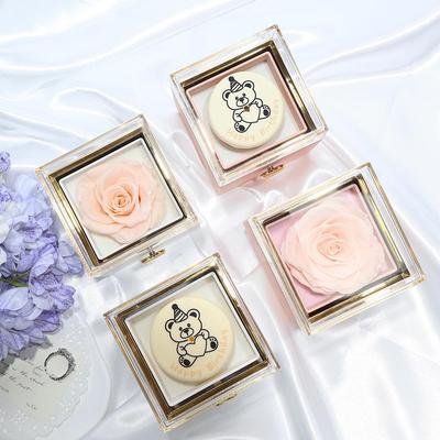 Luxuriöse drehbare Schmuckschatulle aus Acryl mit konservierter Rose, Teddybär und Geburtstagstorten-Design