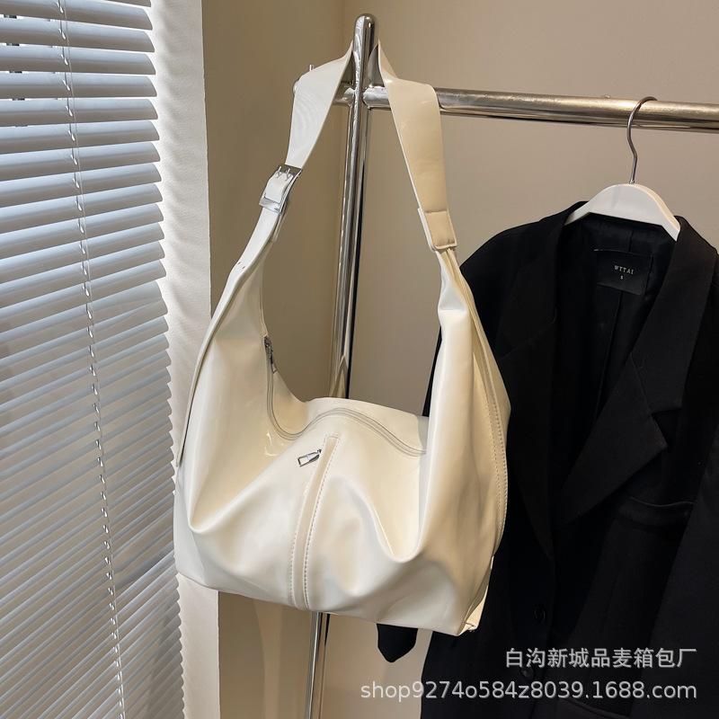 

Large-capacity commuter bag women s new niche design shoulder messenger bag is popular this year, textured dumpling bag is fashionable