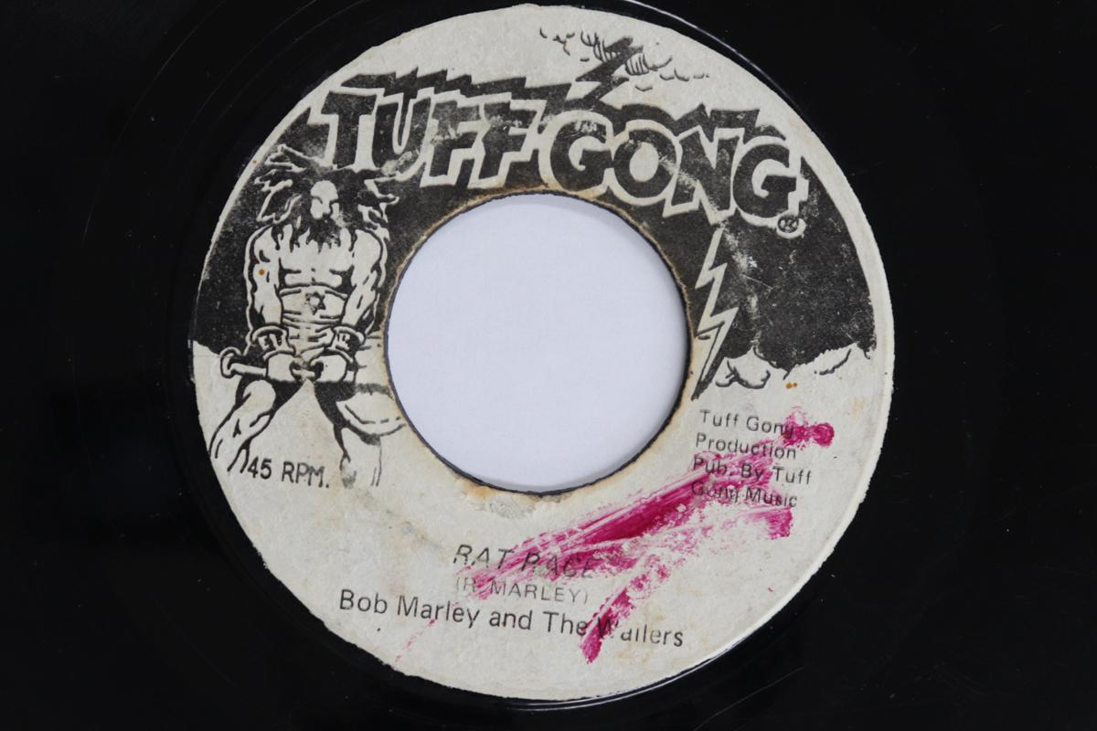 

7-дюймовая пластинка BOB MARLEY & THE WAILERS / THE WAIL - Крысиные бега / Крысиные бега (Часть II) НЕТ Tuff Gong 1975 Ямайка Регги, Ска и Даб Б/у