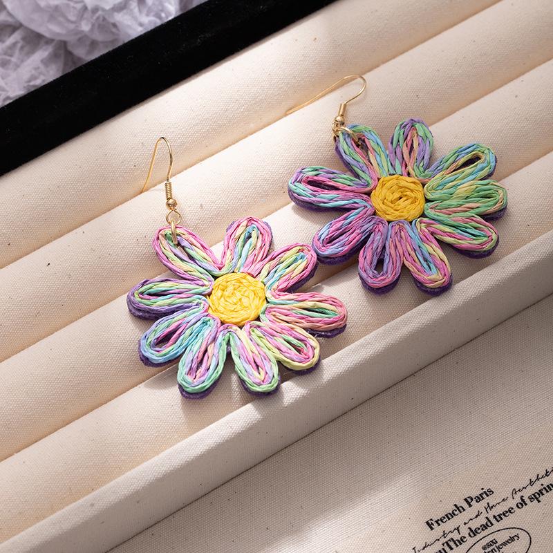Sommer Handgewebte Gänseblümchen Ohrringe Strandresort-Stil Bast Kontrastierende Blumenohrringe