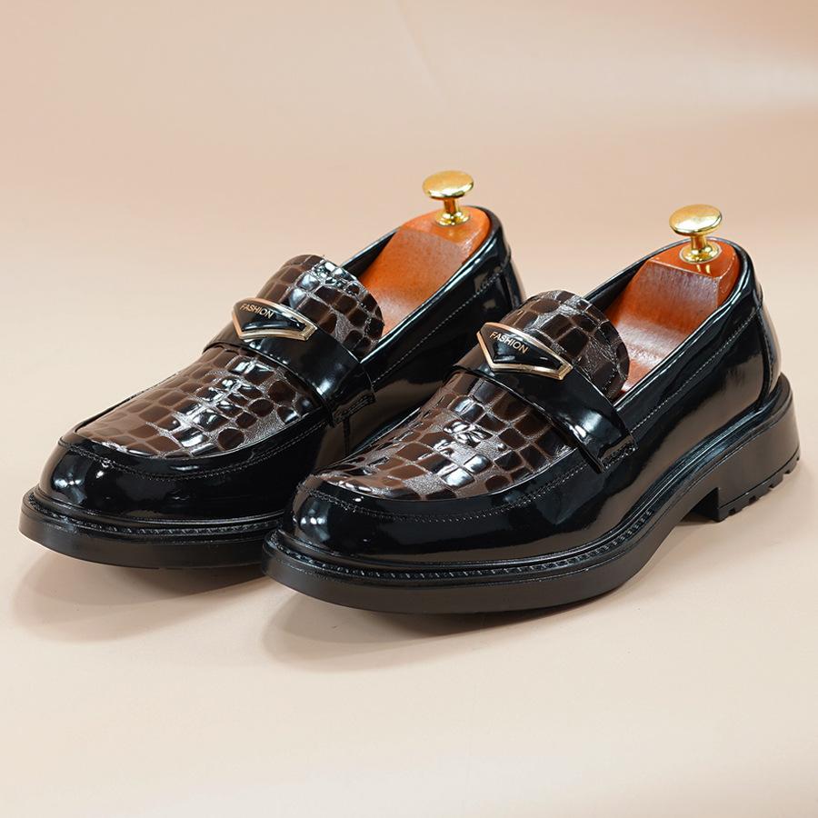 

Лоферы мужские формальные в британском стиле мужская обувь новые на мягкой подошве глянцевые закрывающие стопу модные мужские деловые повседневные кожаные туфли 44 коричневый