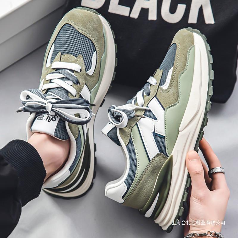 Herrenschuhe im neuen Trend: Farblich abgestimmte Laufschuhe für den Sommer, atmungsaktive Schuhe mit dicker Sohle, die den Alltag erleichtern und für Sicherheit und Komfort sorgen.