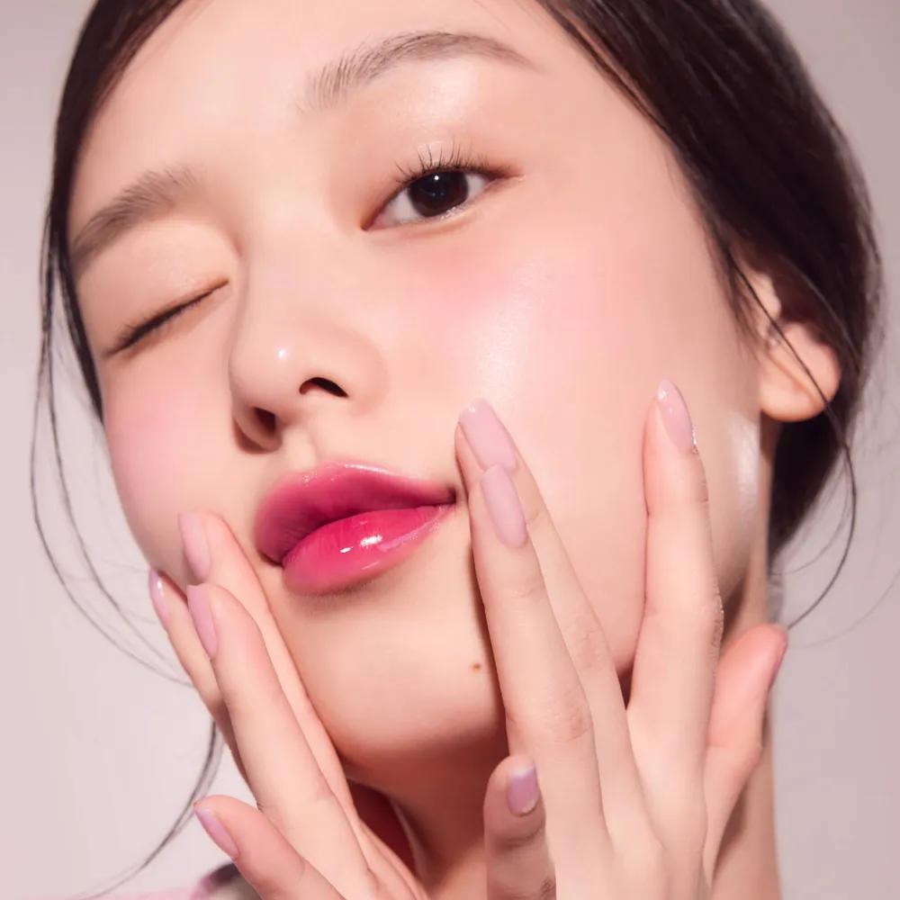 Over Glowy Tint / Moisturizing Glossy Lip Tint 04 Milk Brew