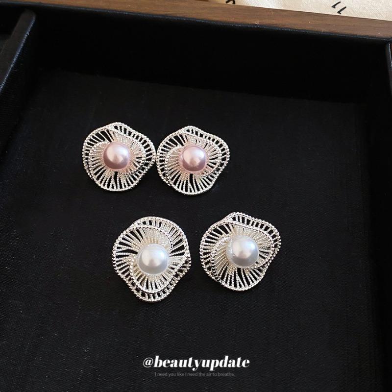 French hollow flower pearl stud earrings women's cool feeling gentle versatile earrings daily commute simple earrings