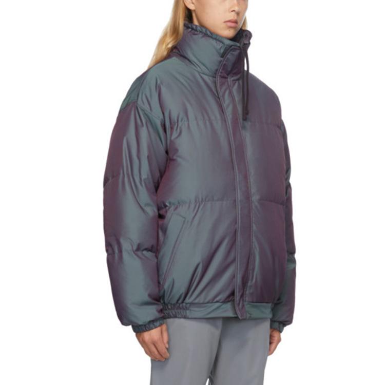 Fear of God Základní duhově reflexní péřová bunda s logem, zapínáním na zip, stojáčkem, teplým zesíleným lemem se stahovací šňůrkou, unisex svrchní oděv FOG-SS20-305