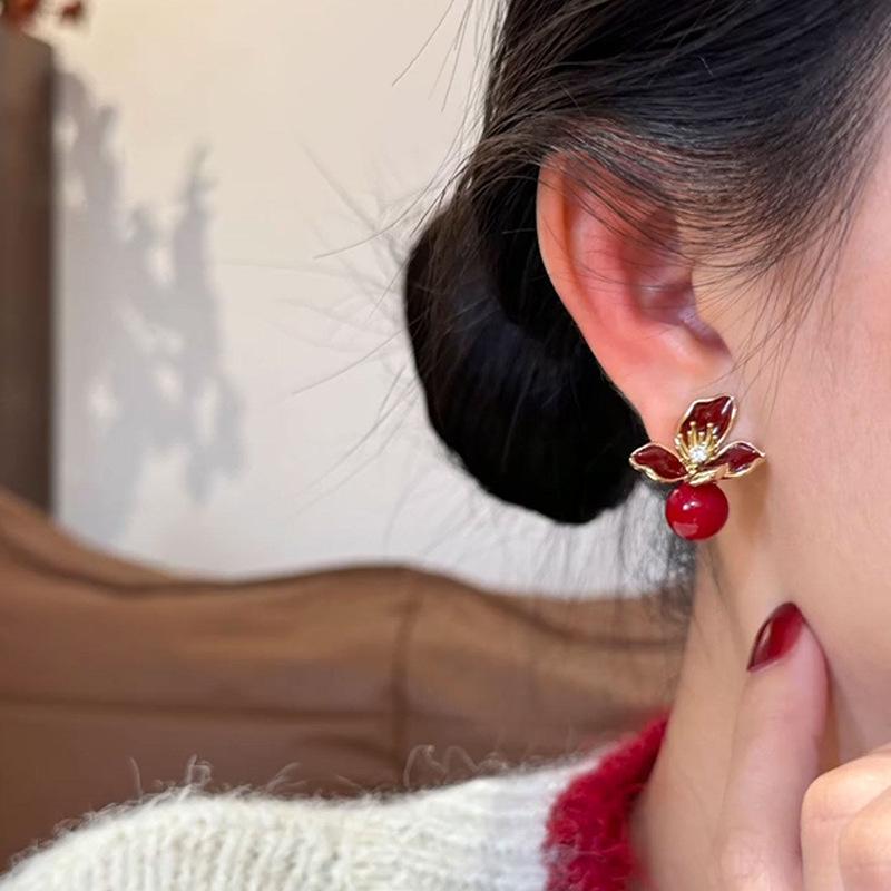 Silver Needle Oil Drop Petal Earrings: Luxurious Autumn/Winter Studs with Versatile, Unique Design